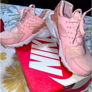 Pink/ White Nike Huarache Run SE Kids Size 5 1/2